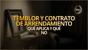 Pared agrietada tras un temblor con un contrato de arrendamiento y una linterna sobre la mesa: qué aplica y qué no en el arriendo